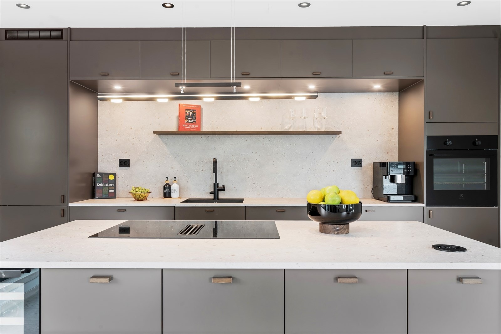 Lekker utførelse, med benkeplate og bakvegg i laminat. Galleribilde