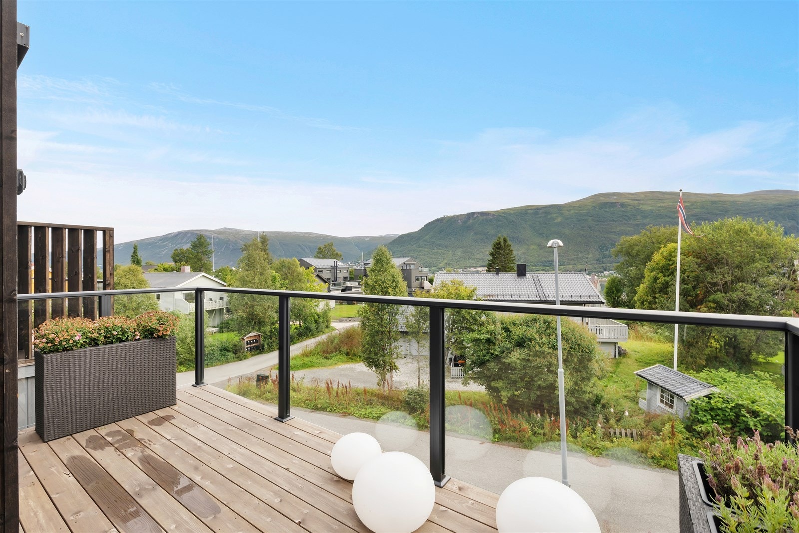 Boligen har to flotte balkonger på tredje plan - en vendt mot sørøst med utgang fra stue, og en vendt mot sørvest med utgang fra kjøkken. Galleribilde