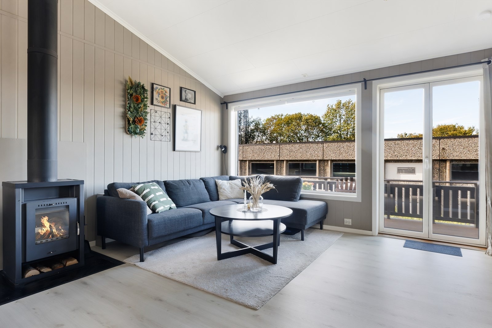 Lun og trivelig stue med peis Galleribilde