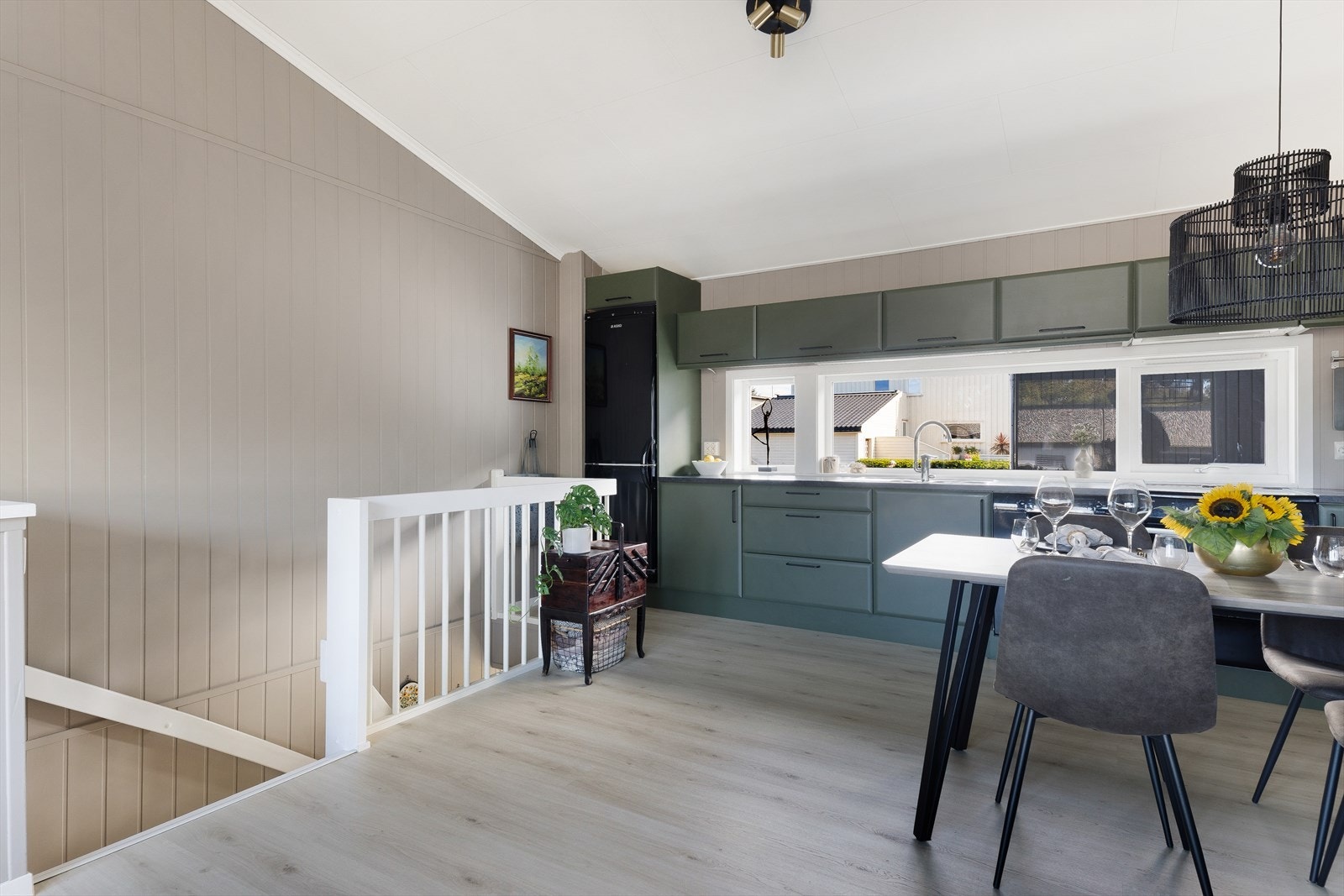 God skap- og skuffplass til oppbevaring Galleribilde