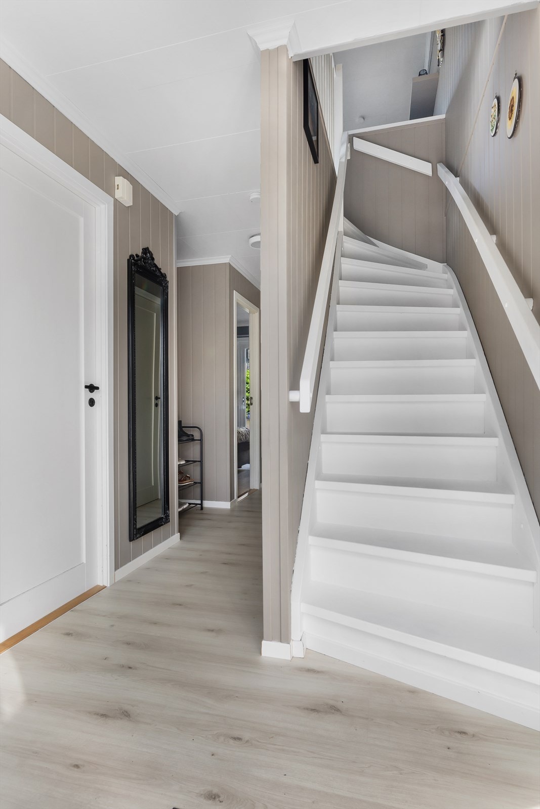 Ned i 1. etasjen finner man 2 soverom og bad Galleribilde