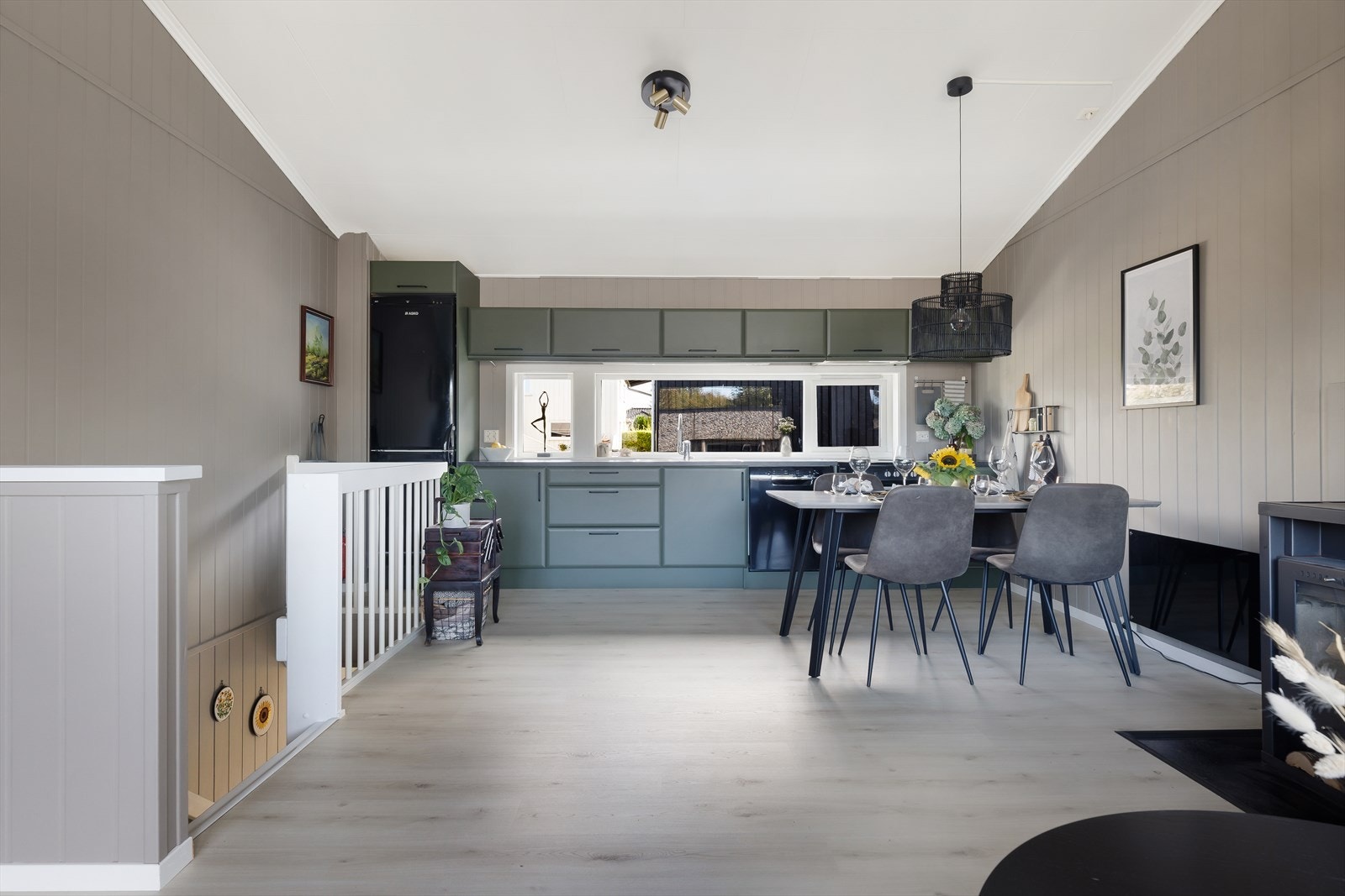 Kjøkkeninnredning fra JKE med slette fronter og laminert benkeplate Galleribilde