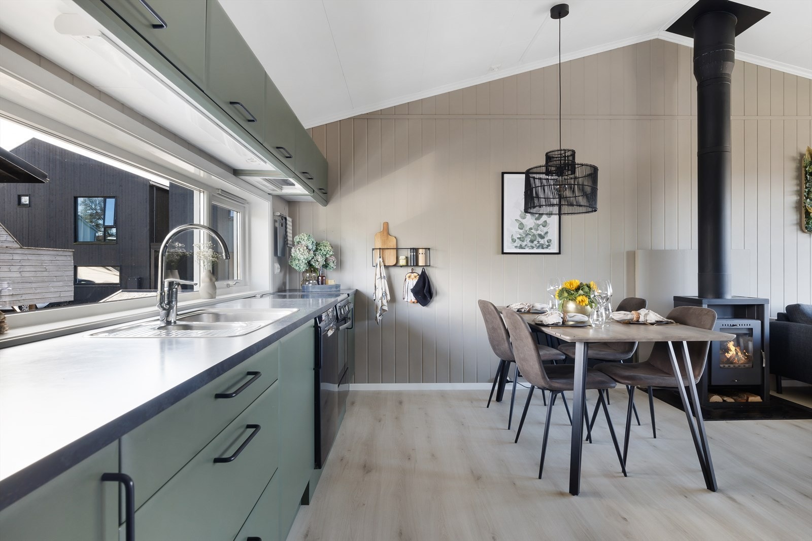 I 2. etasje er det god takhøyde som gir en luftig og romslig atmosfære Galleribilde