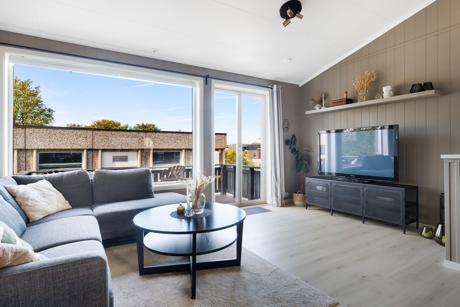 Store vindusflater som slipper inn riktig mengde med naturlig lys Galleribilde