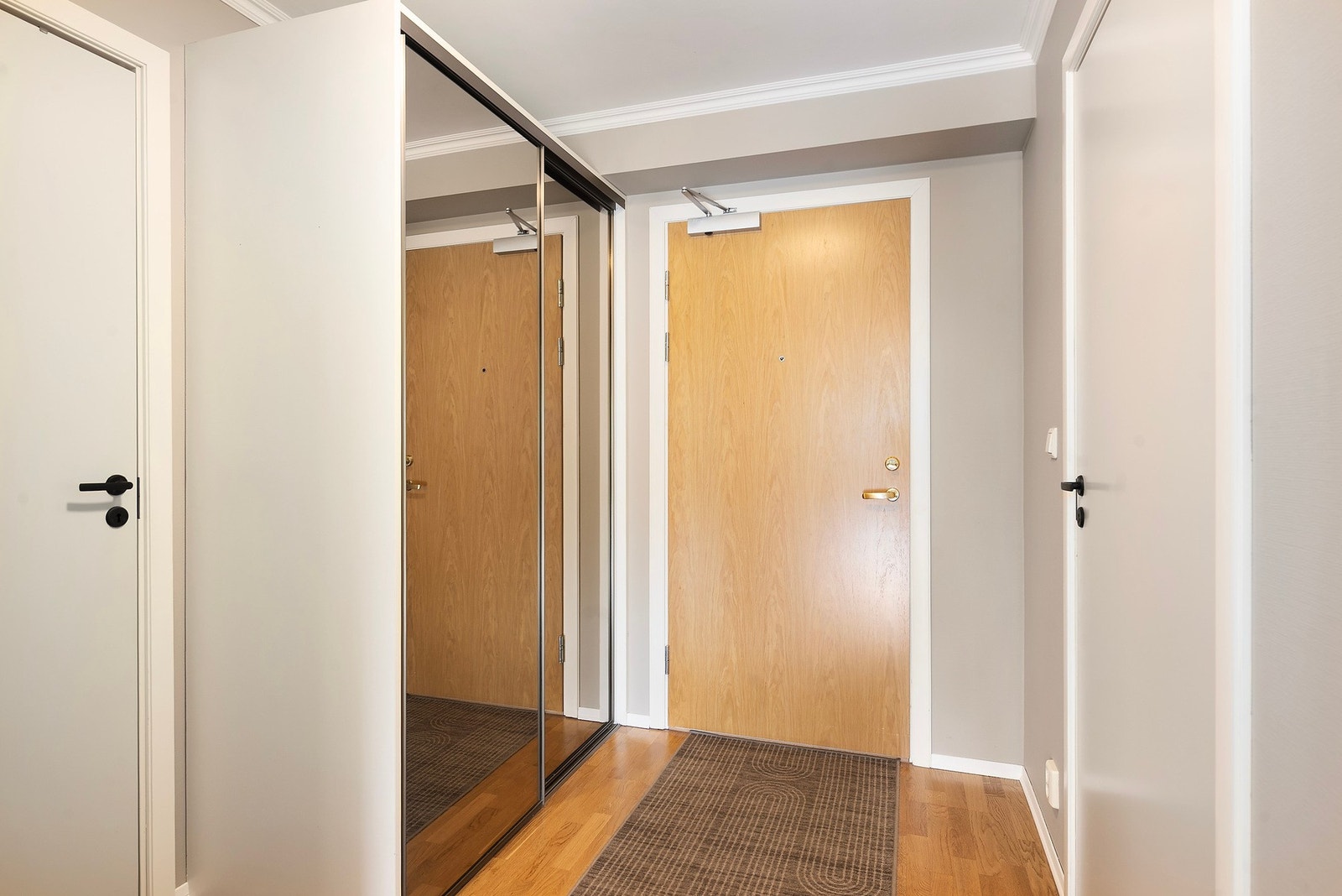 Velkommen inn, skyvedørsgarderobe i gangen Galleribilde