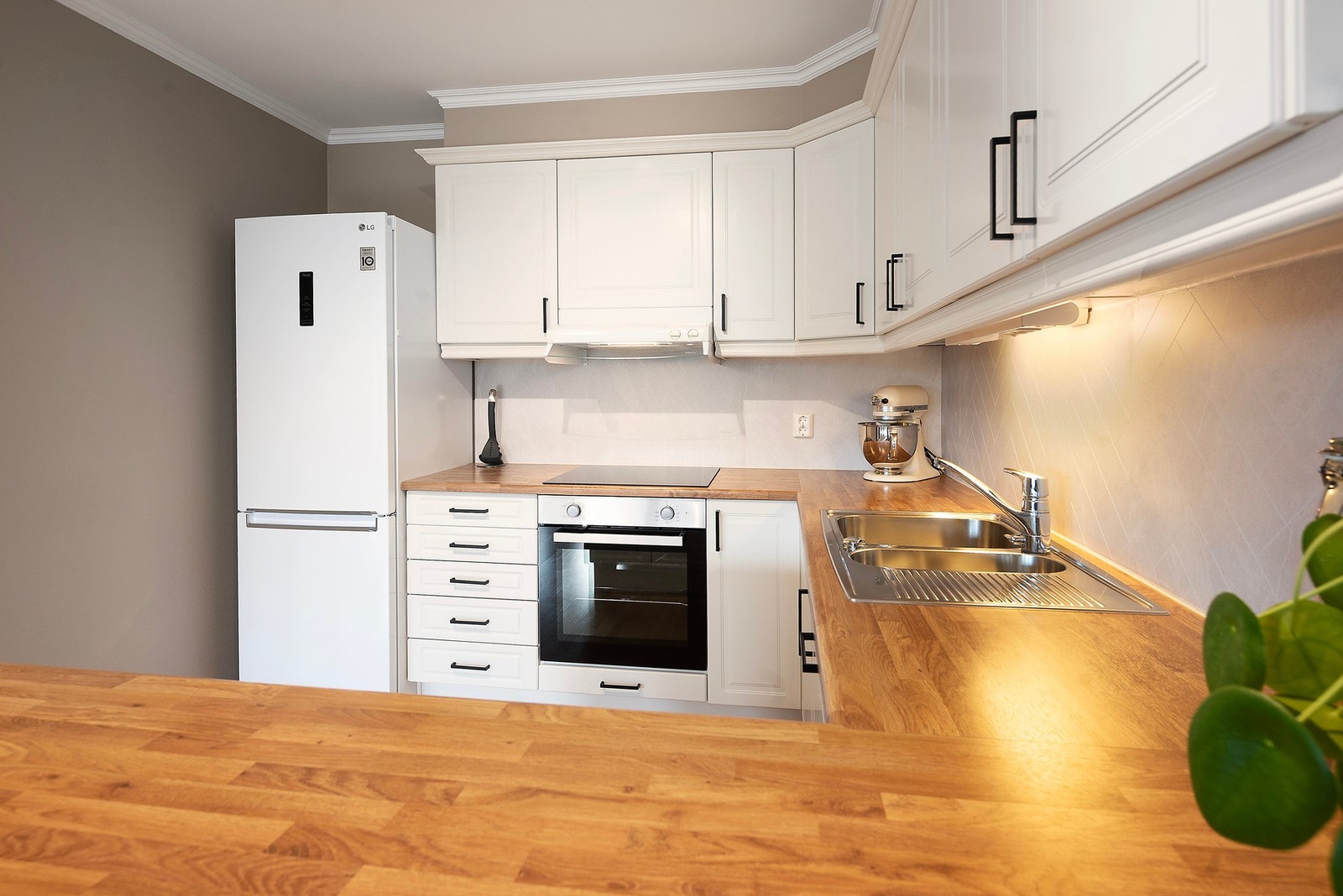 Bra med skap- og benkeplass på kjøkken Galleribilde