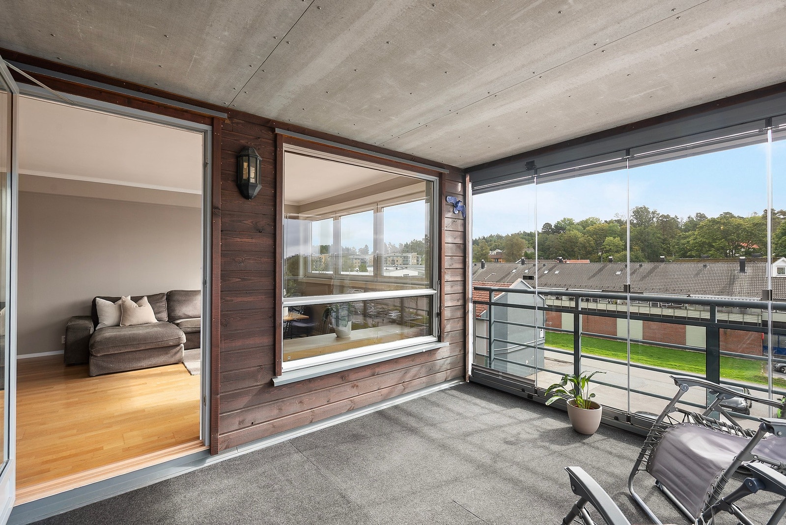 Stor balkong med helt nye glassdører, alle kan åpnes og lett snus for vask Galleribilde