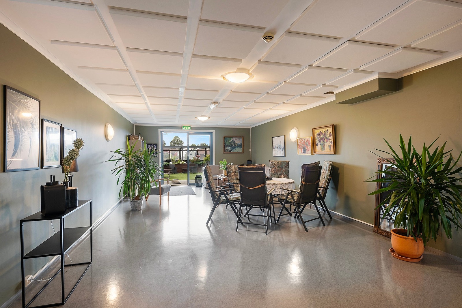 Fellesareal for mye hygge og dør ut til et nydelig fellesområde Galleribilde