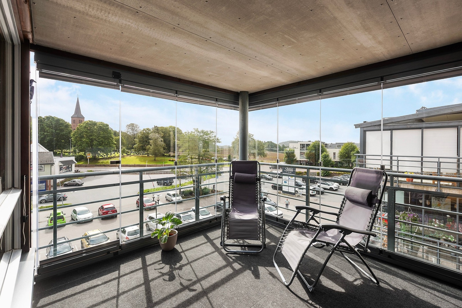 Innglasset balkong med skyvedører og flott utsikt fra 3.etg. Galleribilde