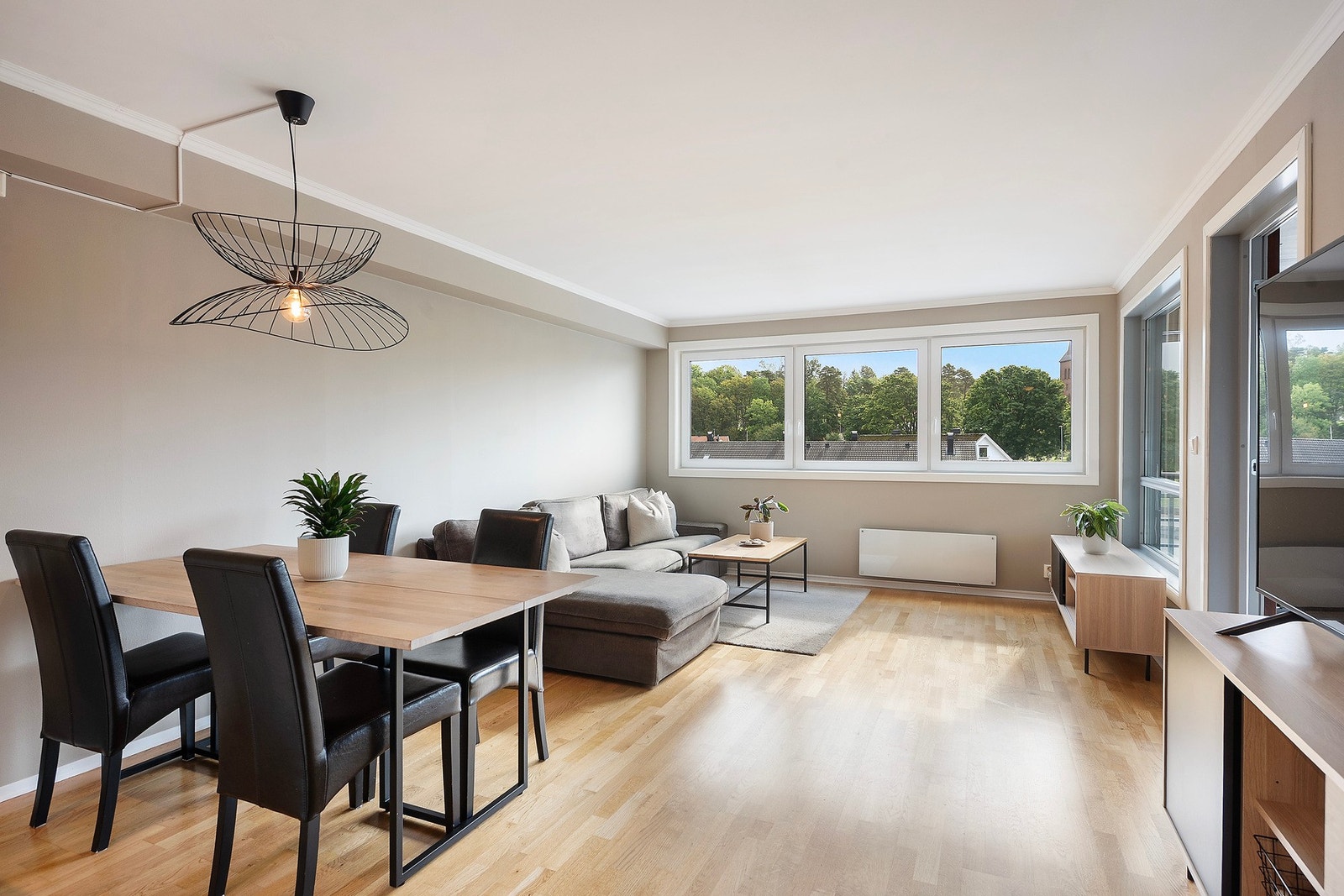 I stuen er det god plass til både salong og spisestue Galleribilde