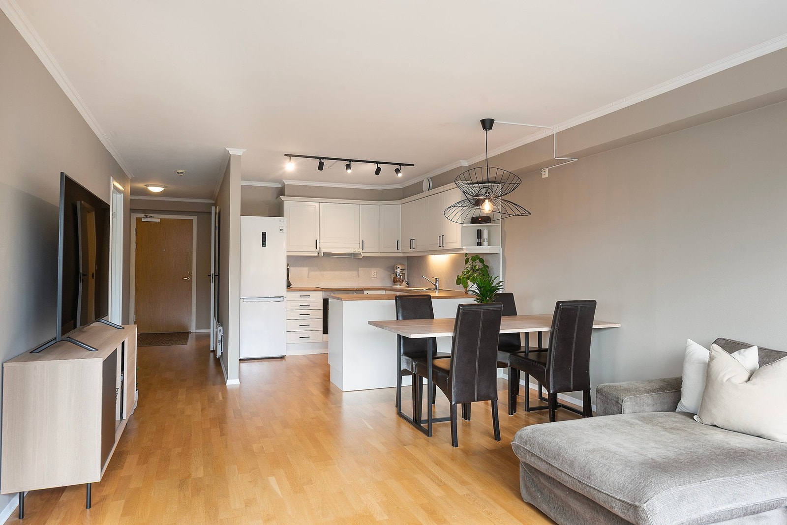 Åpen løsning mellom stue og kjøkken Galleribilde