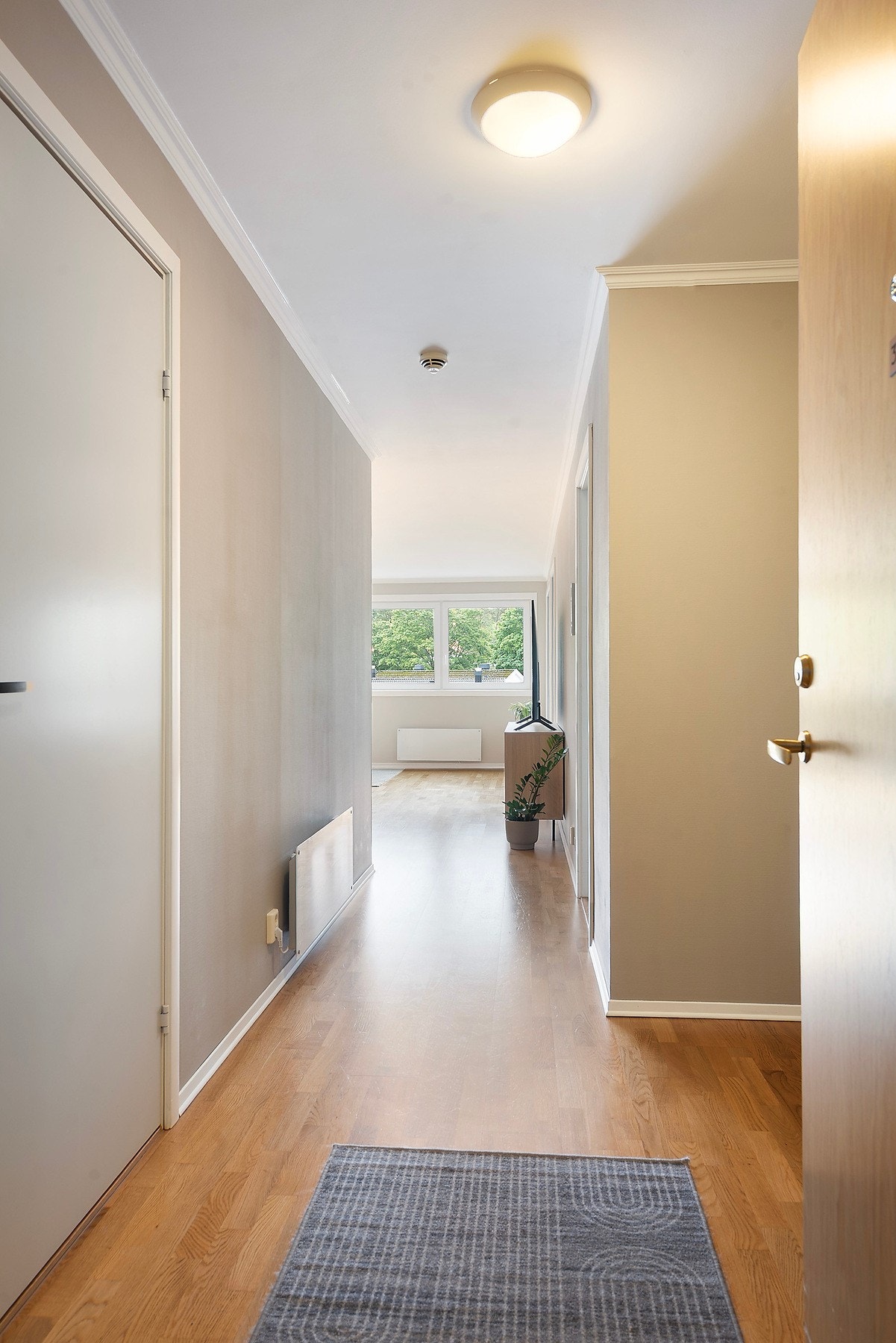 En romslig og lys leilighet med en god planløsning Galleribilde