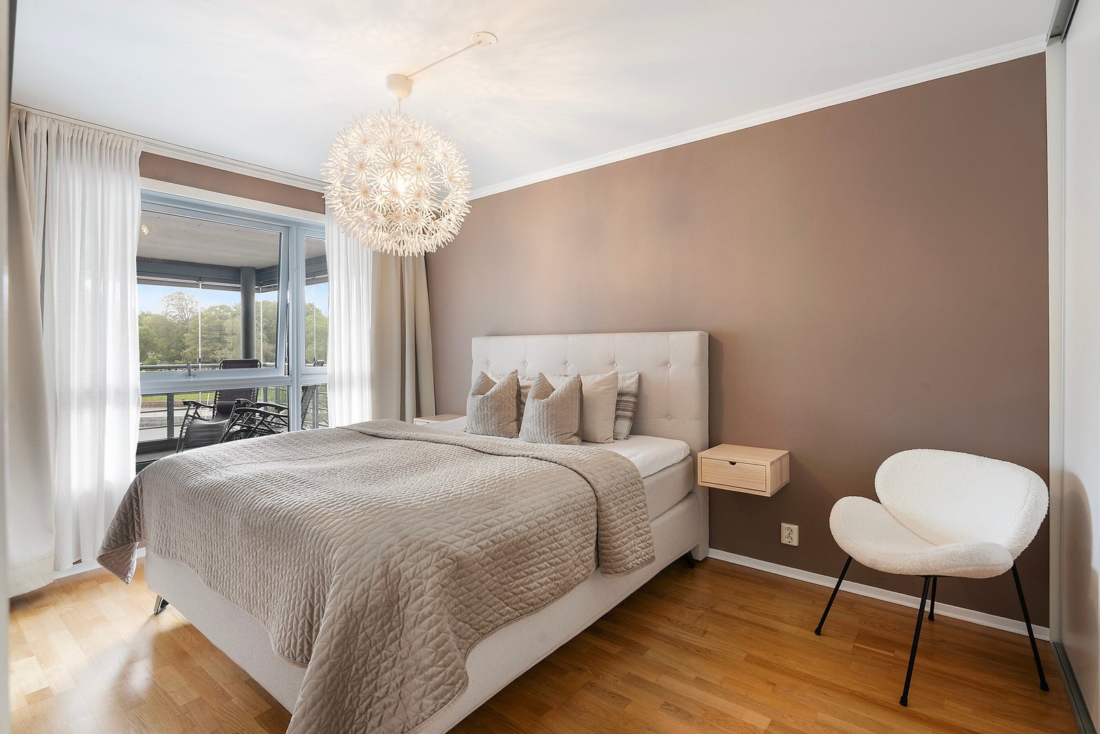 Stort og svalt soverom Galleribilde