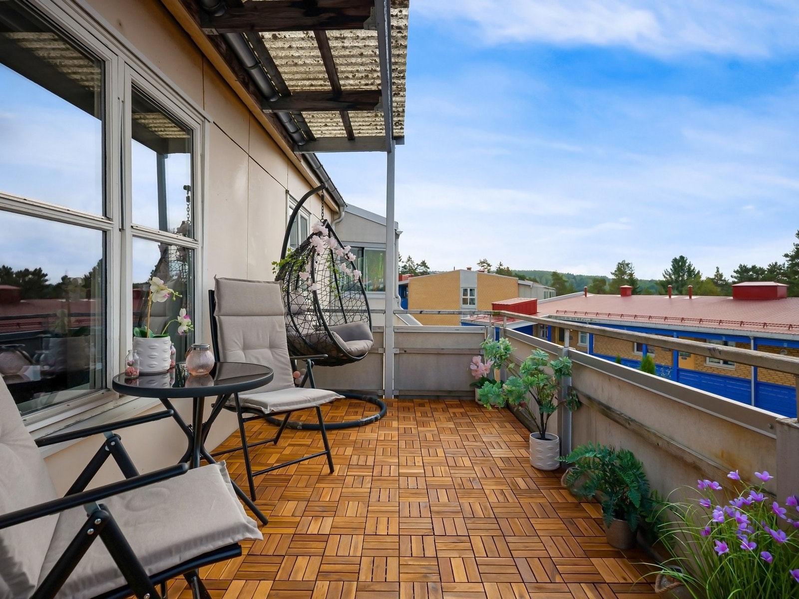 Usjenert og solrik balkong Galleribilde