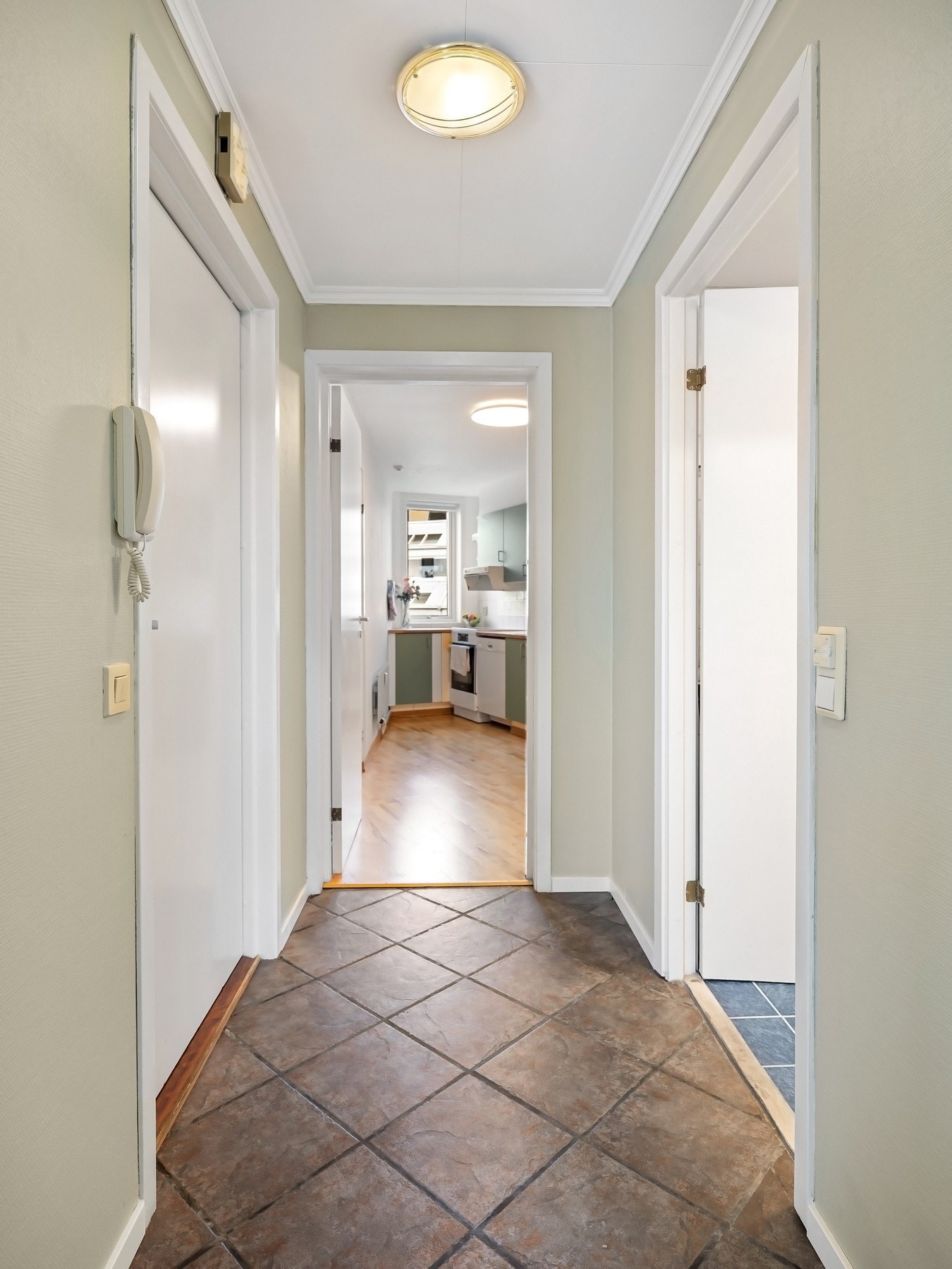 God plass til å henge fra seg ytterjakker og oppbevare sko. Galleribilde