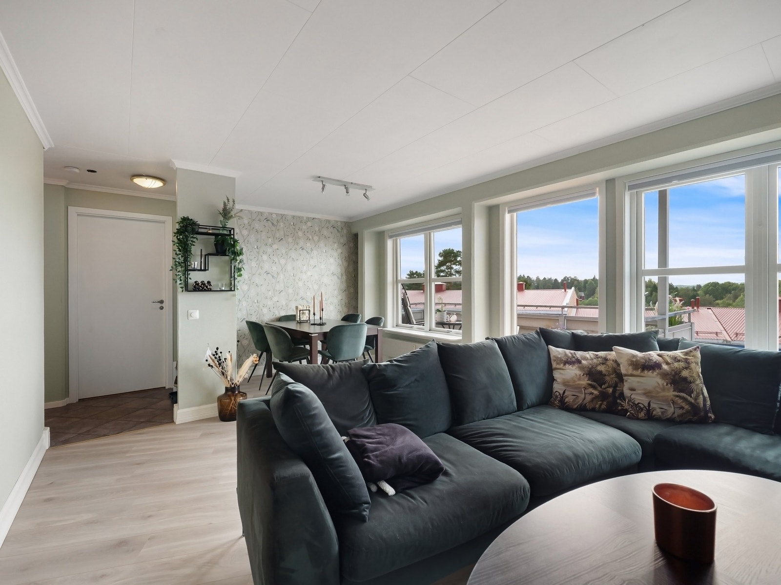 Leiligheten oser av høy trivselsfaktor - her ligger alt til rette for magiske stunder i godt selskap. Galleribilde