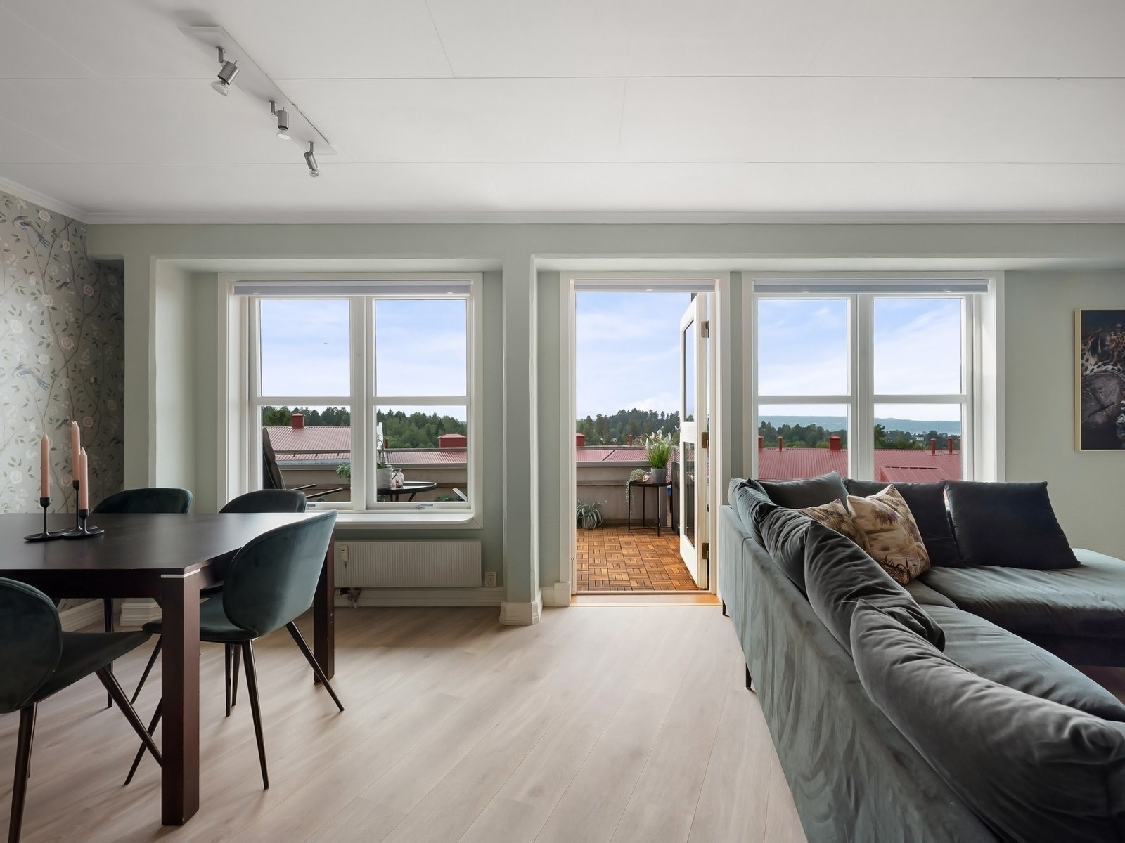 Stuen har gode vindusflater som gir rikelig med lys, samt utgang til balkong. Galleribilde