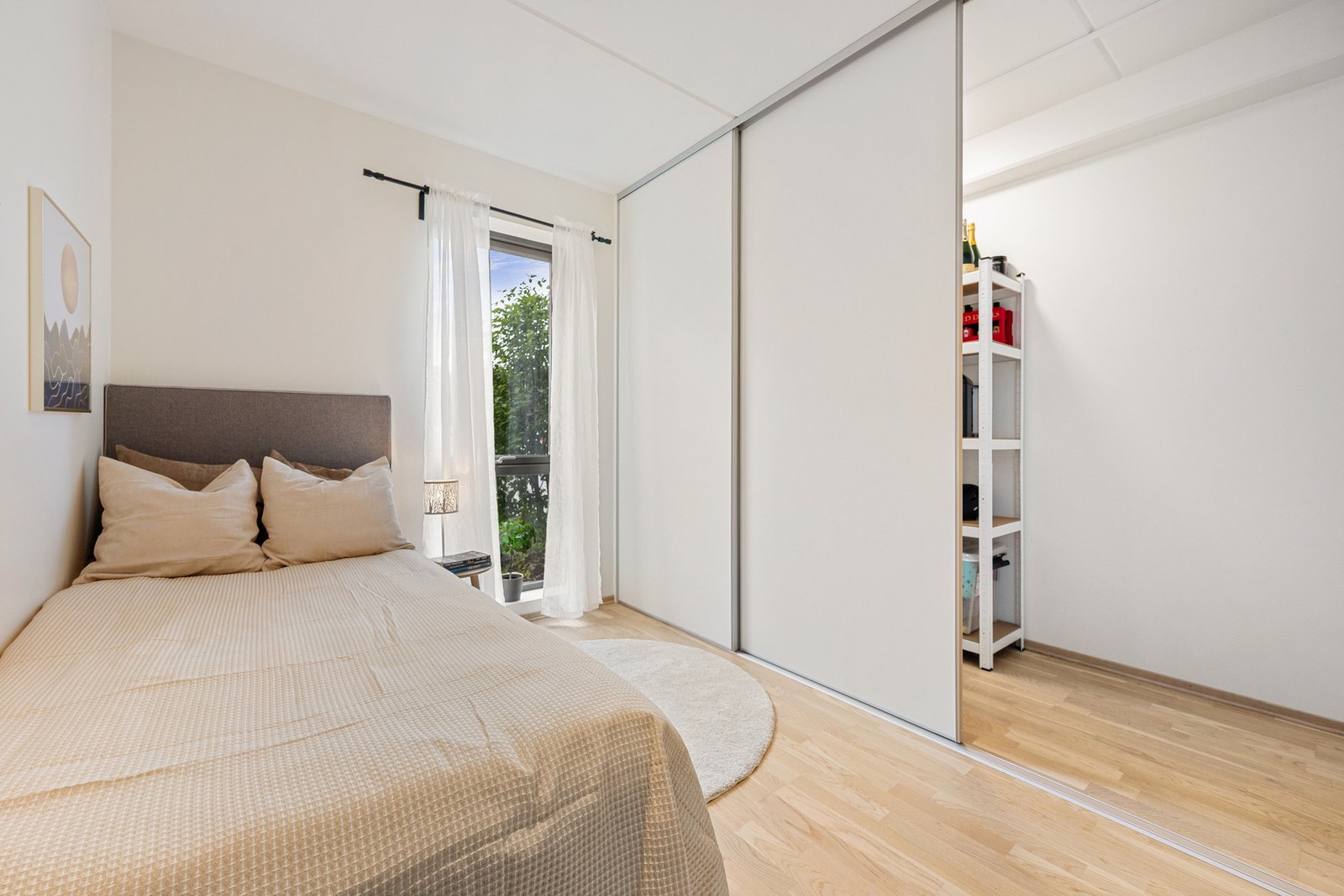 Det andre soverommet byr på mange muligheter, enten du ønsker et barnerom, kontor eller gjesterom Galleribilde