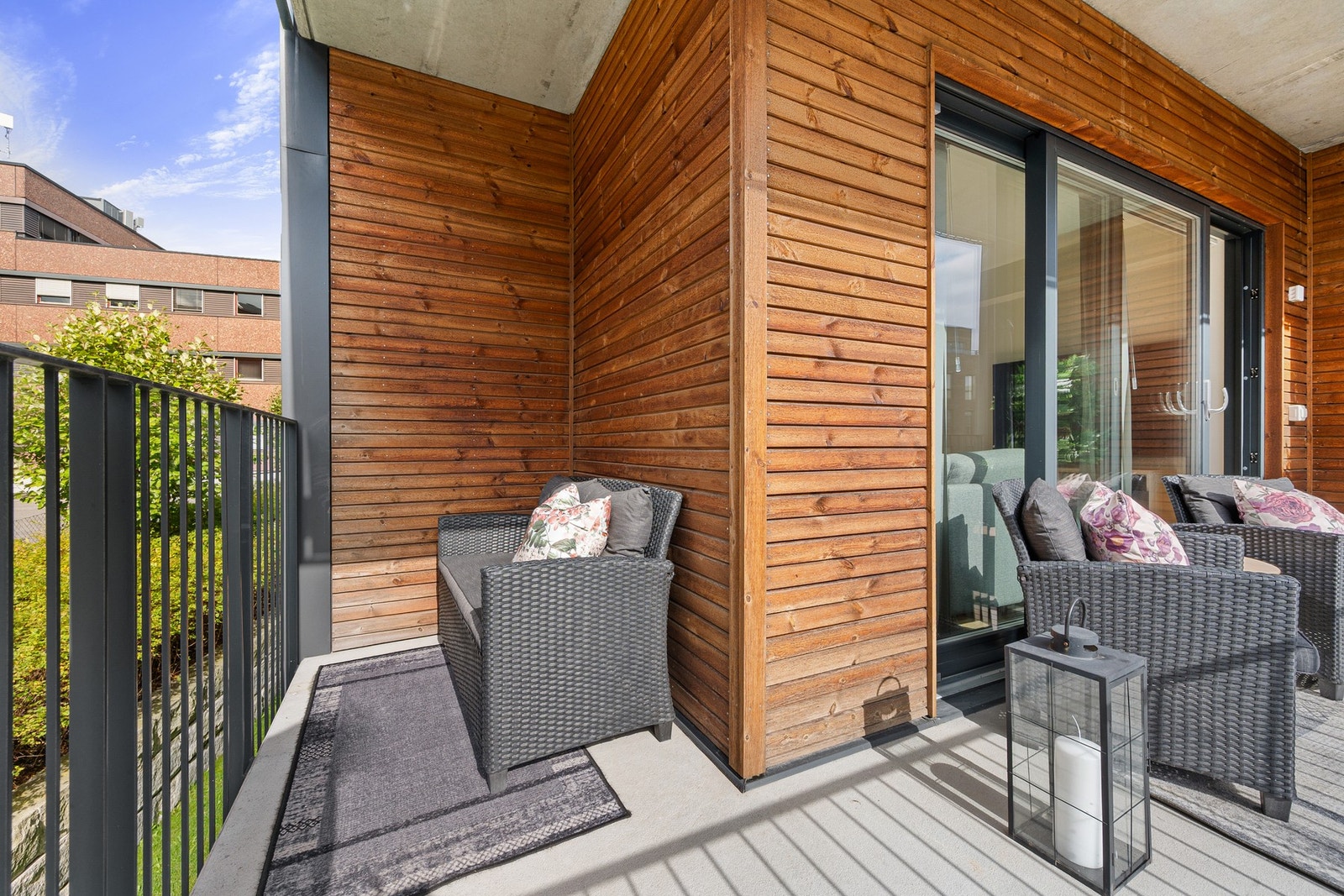 Uteplassen har god plass til flere sittegrupper, grill og beplantning Galleribilde