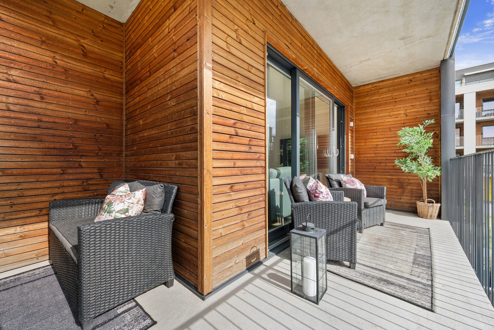 Balkongen på ca.10 kvm er vendt mot syd og byr på flotte solforhold Galleribilde