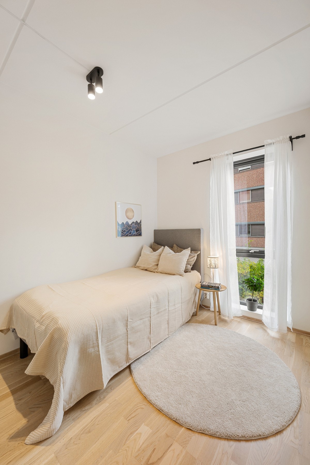 Soverom 2 er også av god størrelse med plass til seng, nattbord og oppbevaring Galleribilde