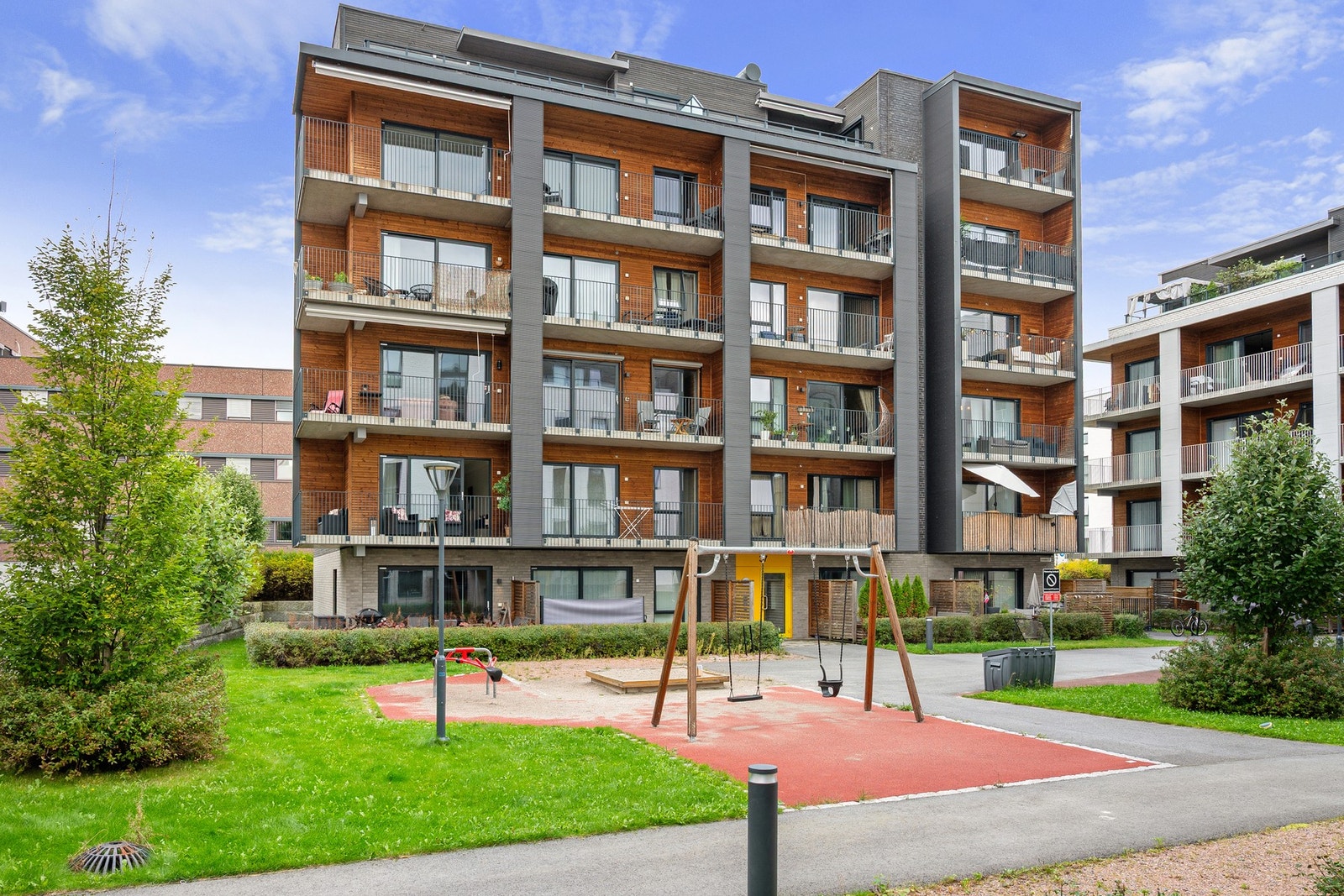 Stilren boligblokk med moderne fasade og trivelige fellesarealer Galleribilde