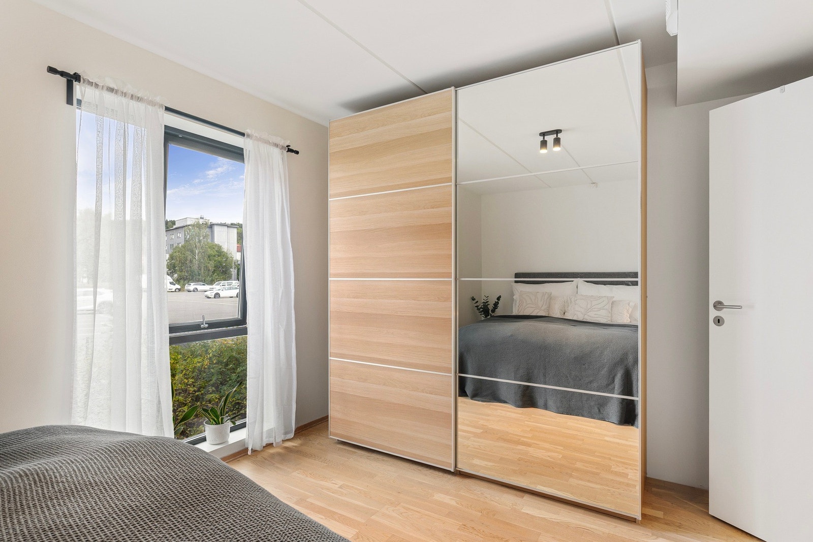 Det er rikelig med oppbevaringsplass i skyvedørsgarderobe Galleribilde