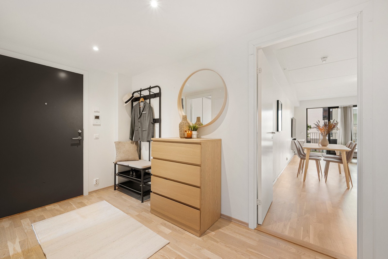 Her blir du møtt med en lys og innbydende entrè som gir et godt førsteinntrykk av boligen Galleribilde