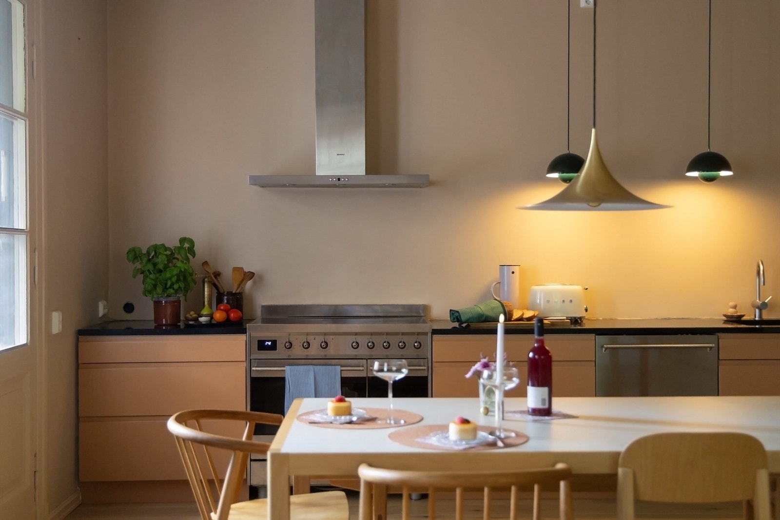 Benkeplaten i granitt er solid til daglig bruk, uten at det går på kompromiss av designet. Galleribilde