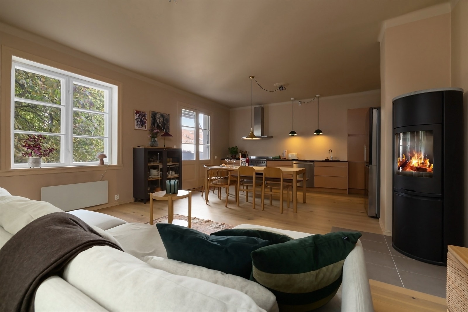 Spisebordet finner sin naturlige plassering nærmere kjøkkensonen. Galleribilde