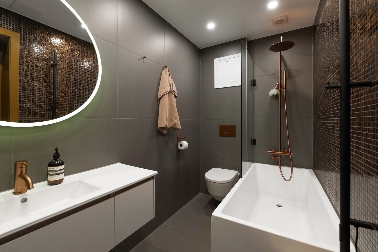 Her er det både badekar, hånddusj og regnfallsdusj. Galleribilde