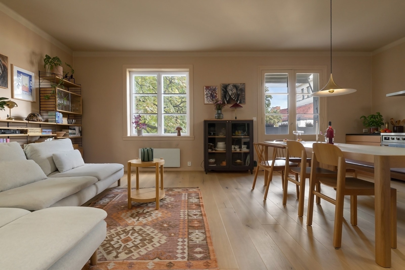 Boligen ligger fint til på hjørnet av bygget som gir svært gode lysforhold, med store originale vindusflater på flere kanter. Galleribilde