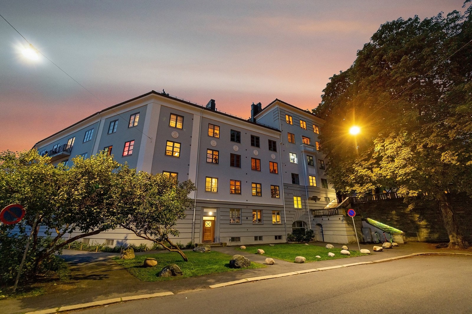 Beliggende i en klassisk bygård fra 1928. Galleribilde