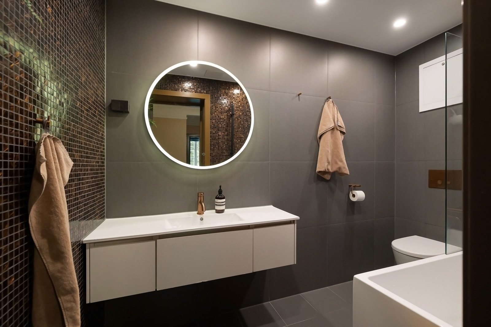 Moderne og delikat bad, pusset opp i 2017. Legg merke til de røffe mosaikkflisene kombinert med moderne 60x60 flis. Galleribilde