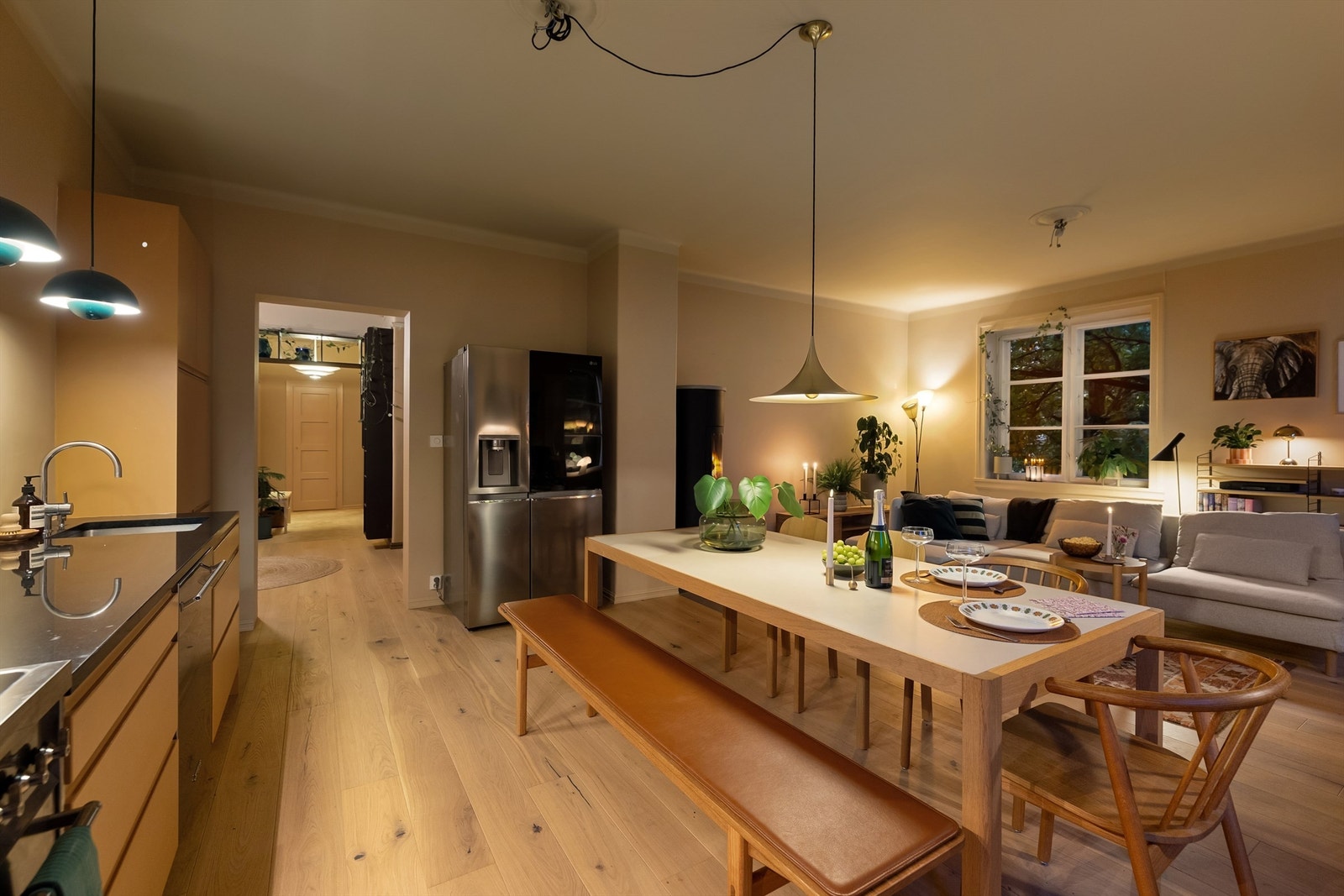 Åpent allrom med stue og kjøkken. Perfekt i hverdagen med små barn og når man skal invitere venner og familie på besøk. Galleribilde