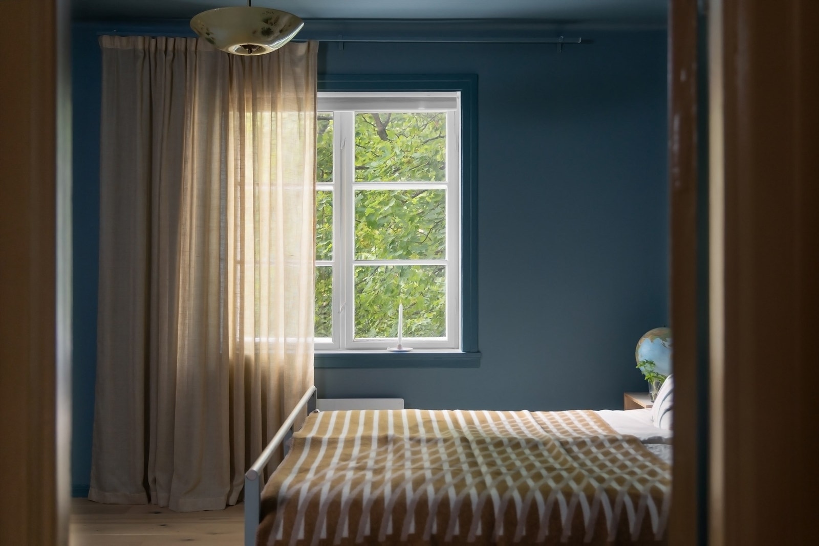 Rommet er malt i behagelige fargetoner med rosett i taket, og den samme gjennomgående enstavs parketten på gulvet. Galleribilde