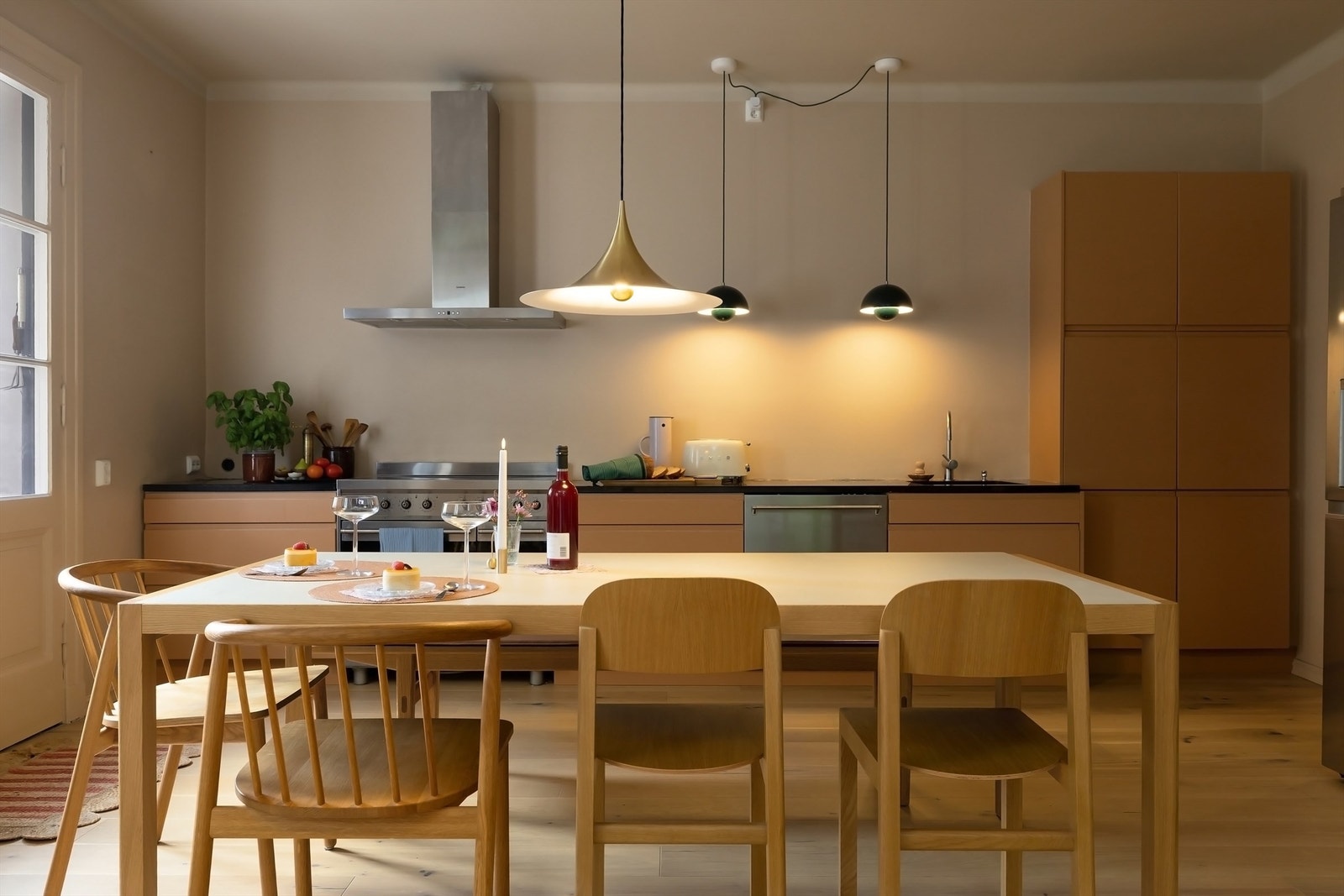 Stilrent kjøkken i skandinavisk design. Galleribilde