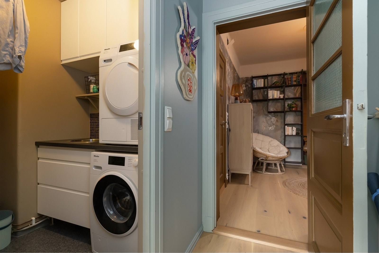 Vaskerom med innredning, benkeplate med utslagsvask og opplegg for vask/tørk som kan plasseres i høyden. Galleribilde