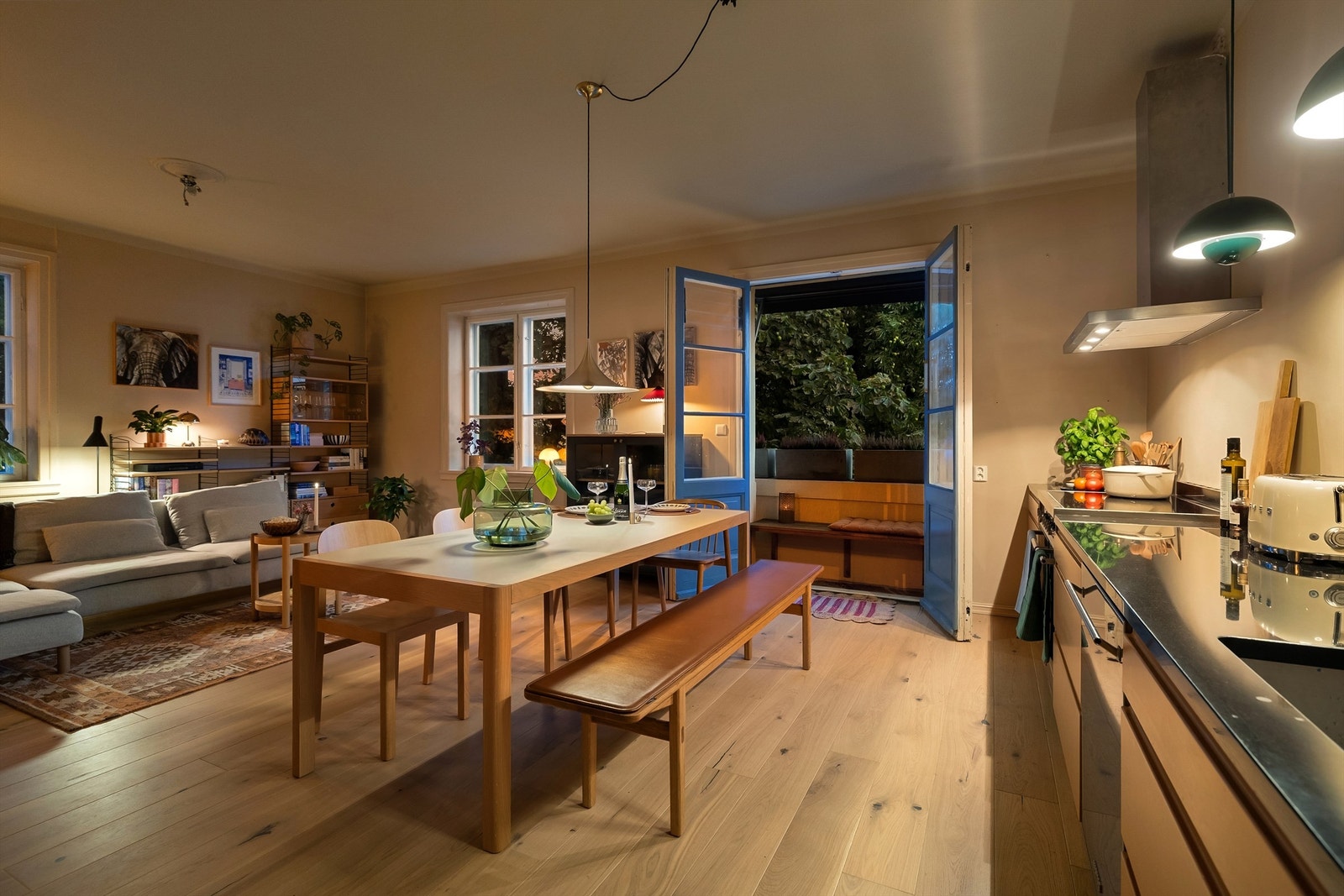 Doble dører ut til den franske balkongen. Et flott sted å nyte dagens første kaffekopp. Galleribilde