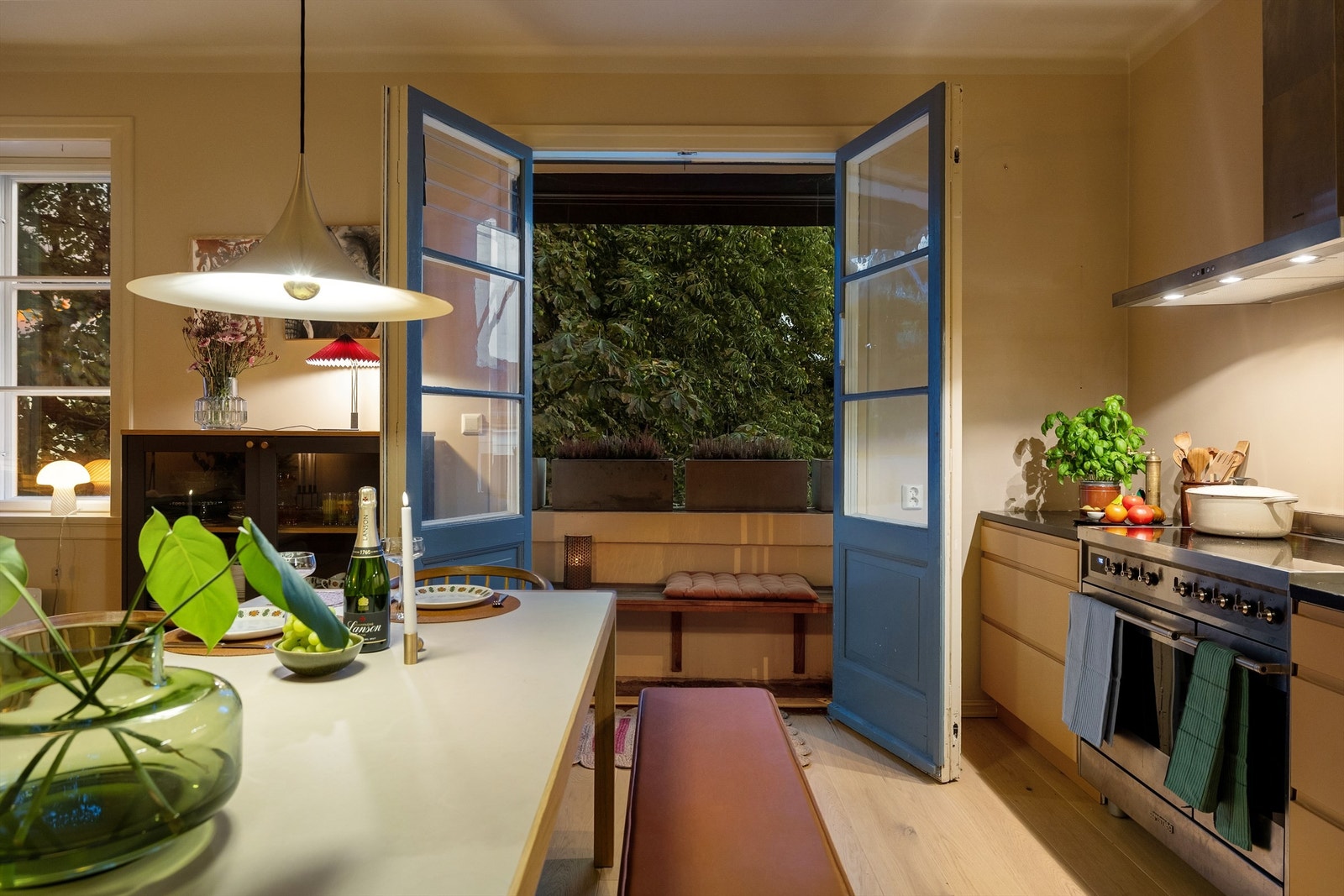 Originale doble dører. Balkongen har ingen innsyn, men likevel en fin utsikt ned mot Evald Ryghs plass. Galleribilde