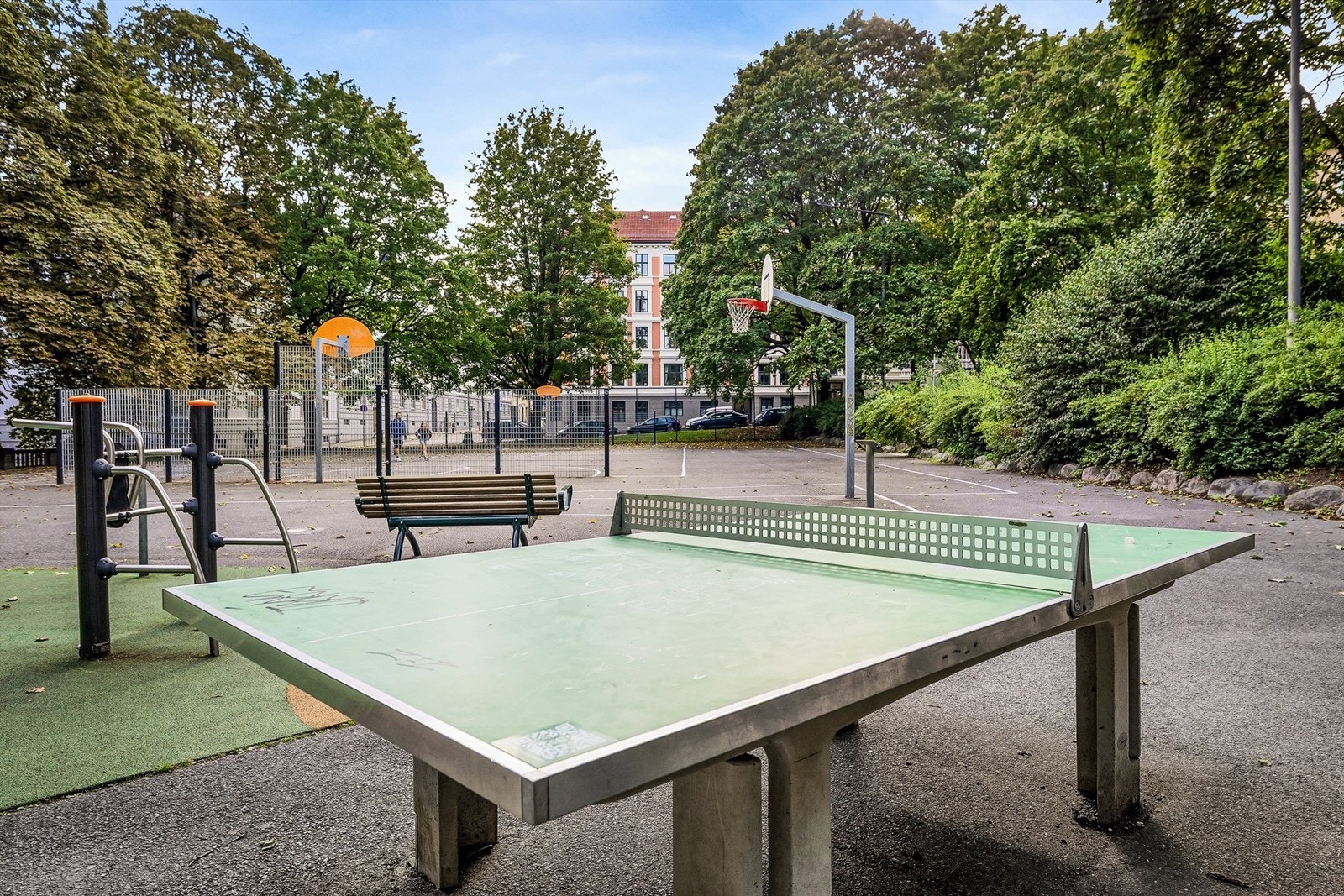 Her finner du aktiviteter for alle aldre med blant annet basketballbane, tuftepark og lekeplass. Galleribilde