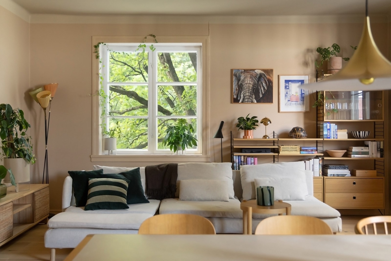 Her får du både sjarm og særpreg, med klassiske detaljer som rosetter, god takhøyde, store originale vindusflater og fransk balkong uten innsyn. Galleribilde