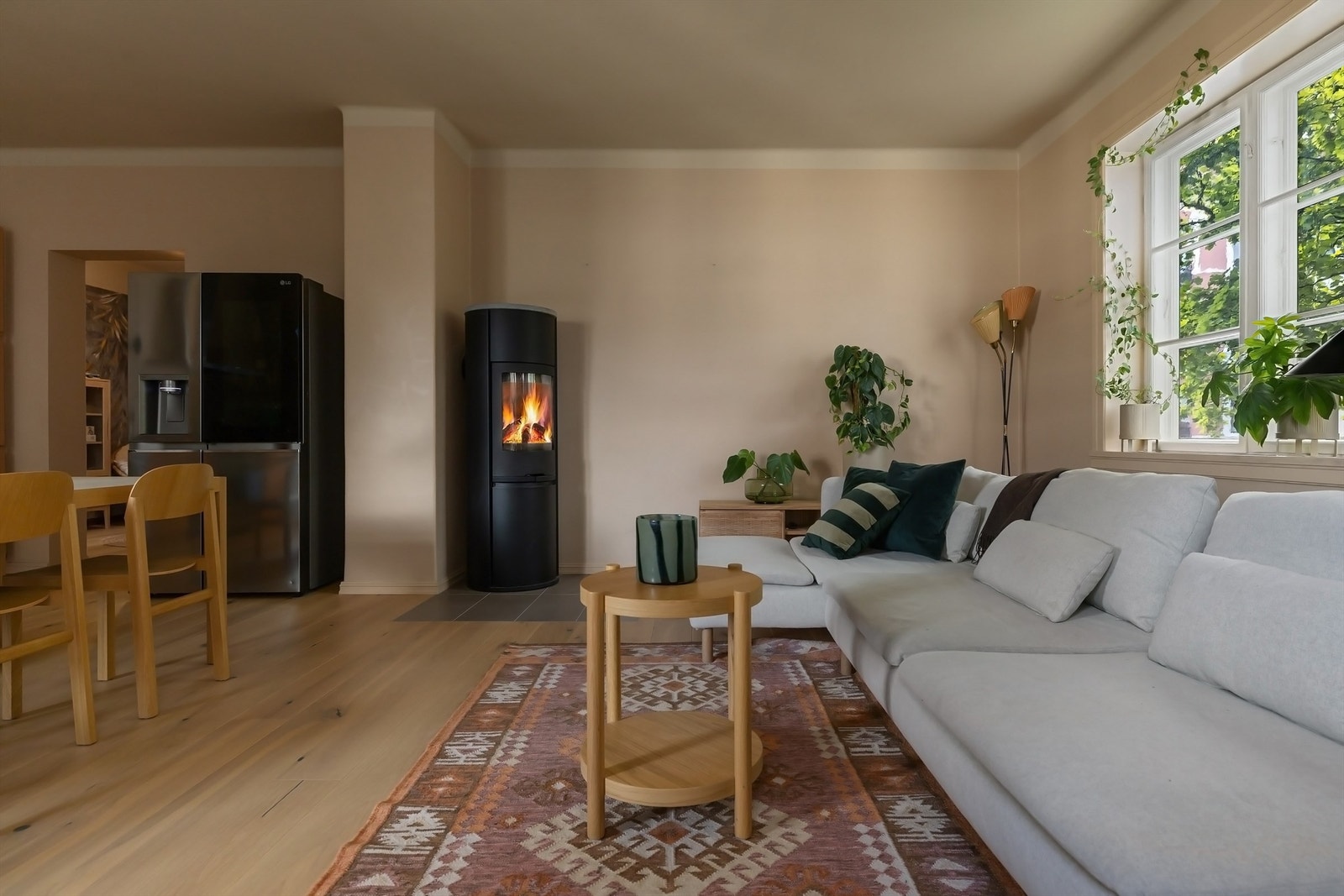 God varme fra peisovnen. Galleribilde