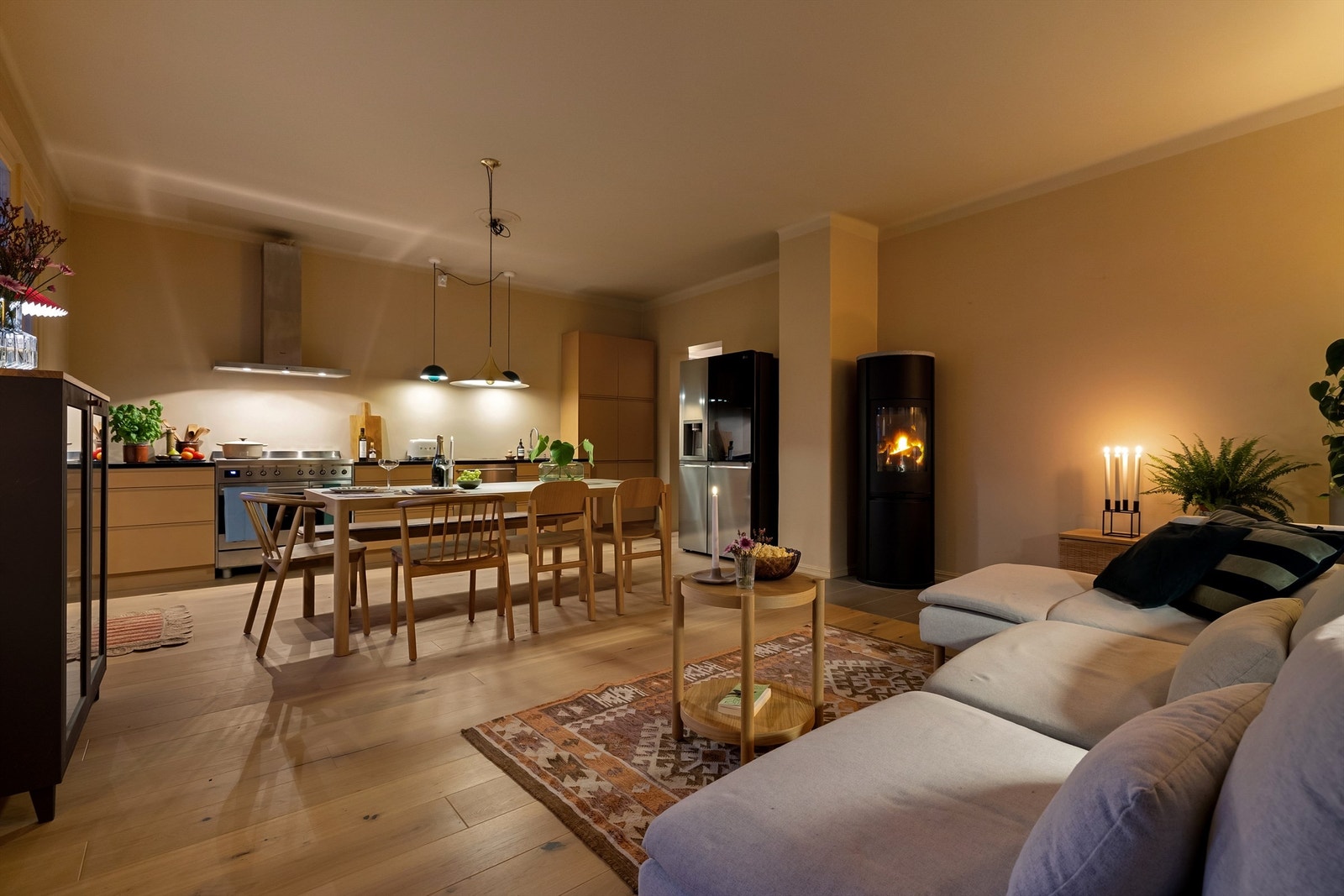 Leiligheten ble overflateoppusset i 2022 og fremstår som et moderne og lekkert hjem, med klassisk preg. Galleribilde