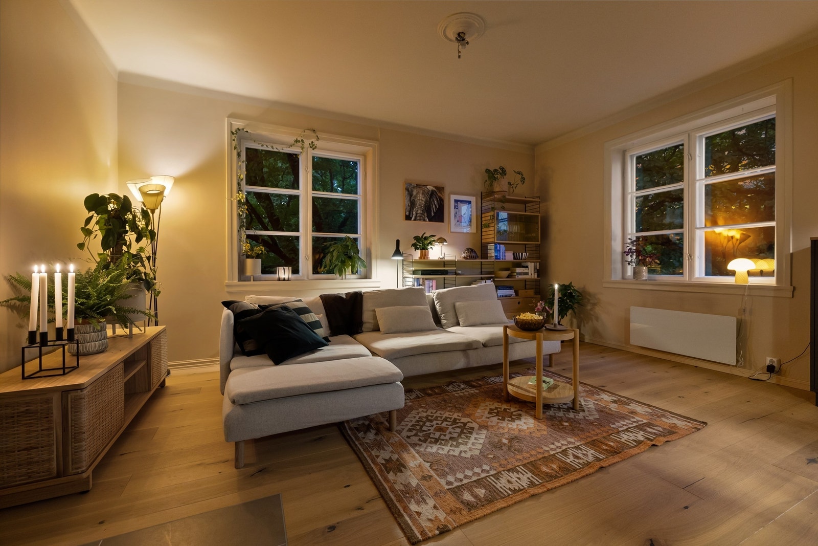 Lune fargekombinasjoner og enstavs parkettgulv. Galleribilde