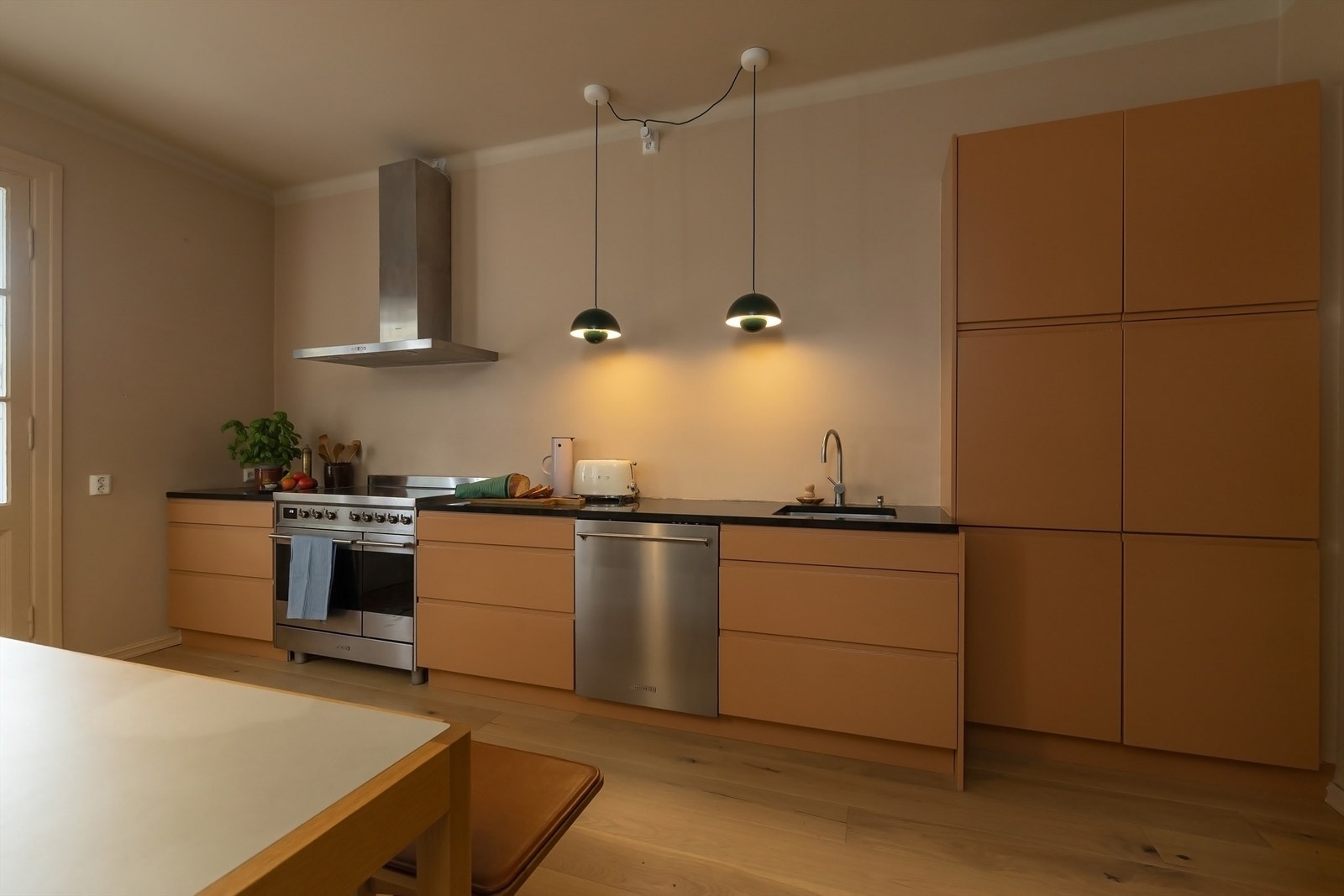 Kjøkkenet har blant annet en 90 cm komfyr som medfølger salget. Galleribilde