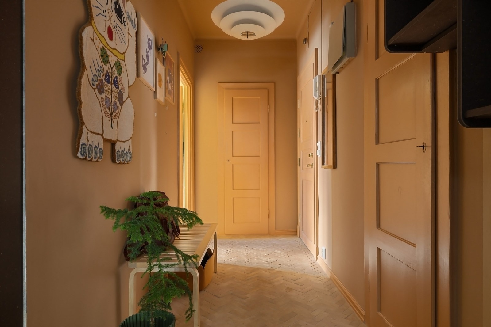 I entreen er det lagt Bejmat-fliser fra Zellige på gulv med gulvvarme, og en-stavs parkett videre innover. Galleribilde