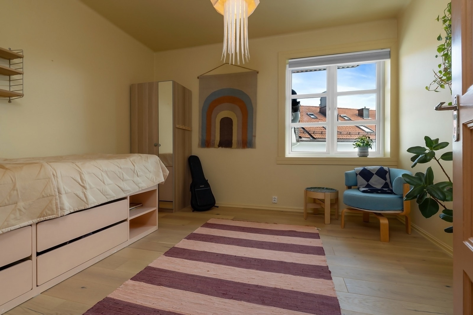 De to øvrige soverommene oppleves både lyse og luftige med stort vindu på begge rom. Galleribilde