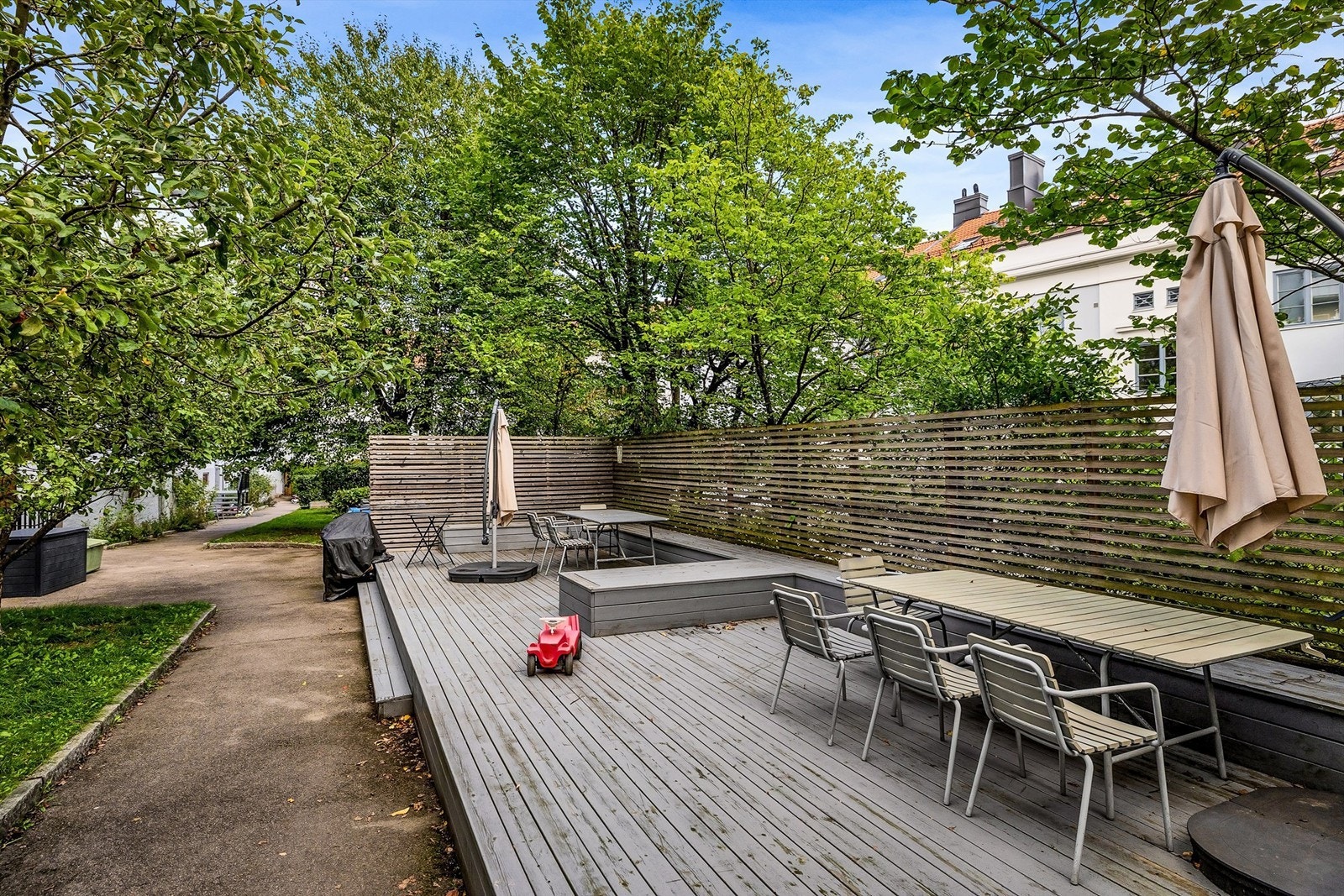 Sameiet byr på en frodig felles bakgård med flere sosiale soner for beboerne. Grønne områder, terrasse med sittegrupper og gassgrill. Galleribilde