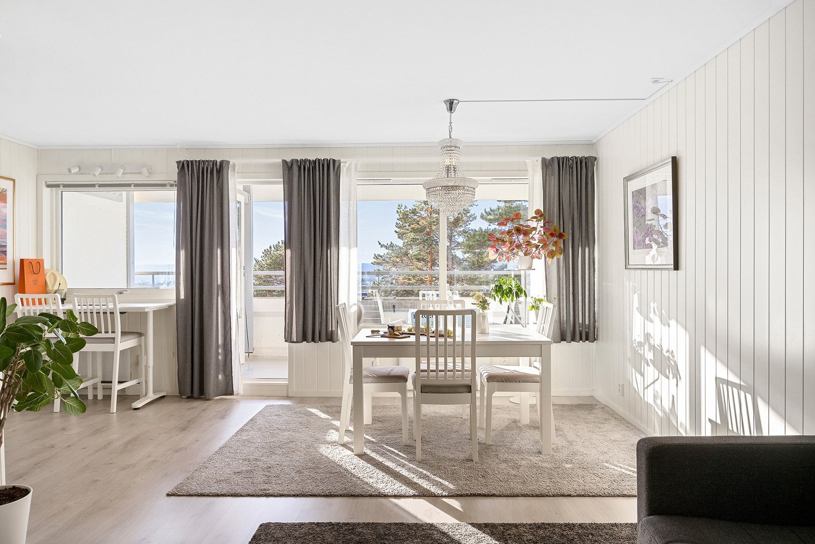 Store vinduer gir godt med naturlig lys. Galleribilde